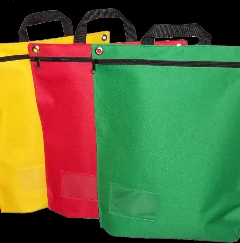Três malotes em nylon 600 nas cores amarelo, vermelho e verde, com alças e visor de identificação