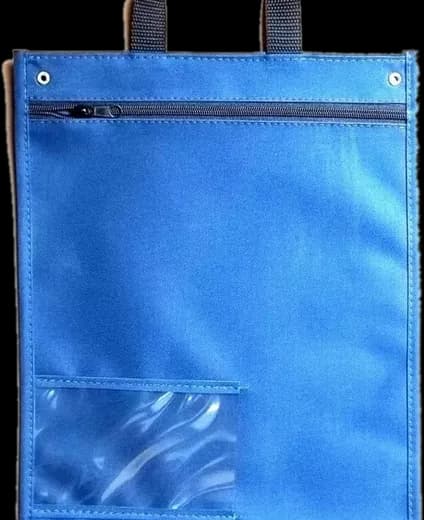 Malote LK azul em nylon 600 com alça de polipropileno, zíper, dois ilhós e visor de identificação
